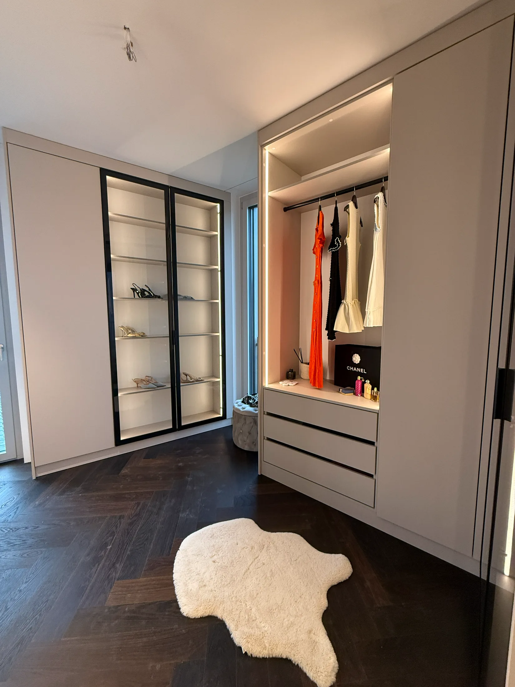 Moderner begehbarer Einbauschrank mit LED-Beleuchtung, Glasvitrine und offenen Kleiderfächern