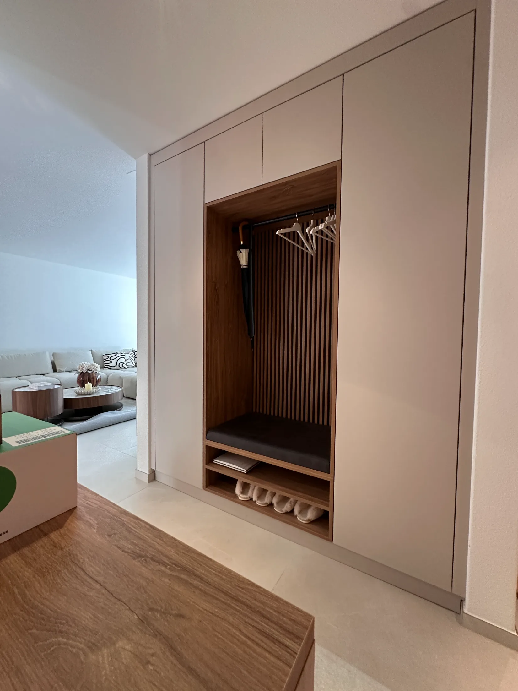 Eingangsbereich mit Einbauschrank, offener Holz-Nische und Sitzbank